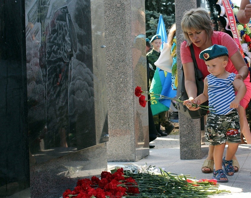 Открытие памятника, погибших в локальных воинах